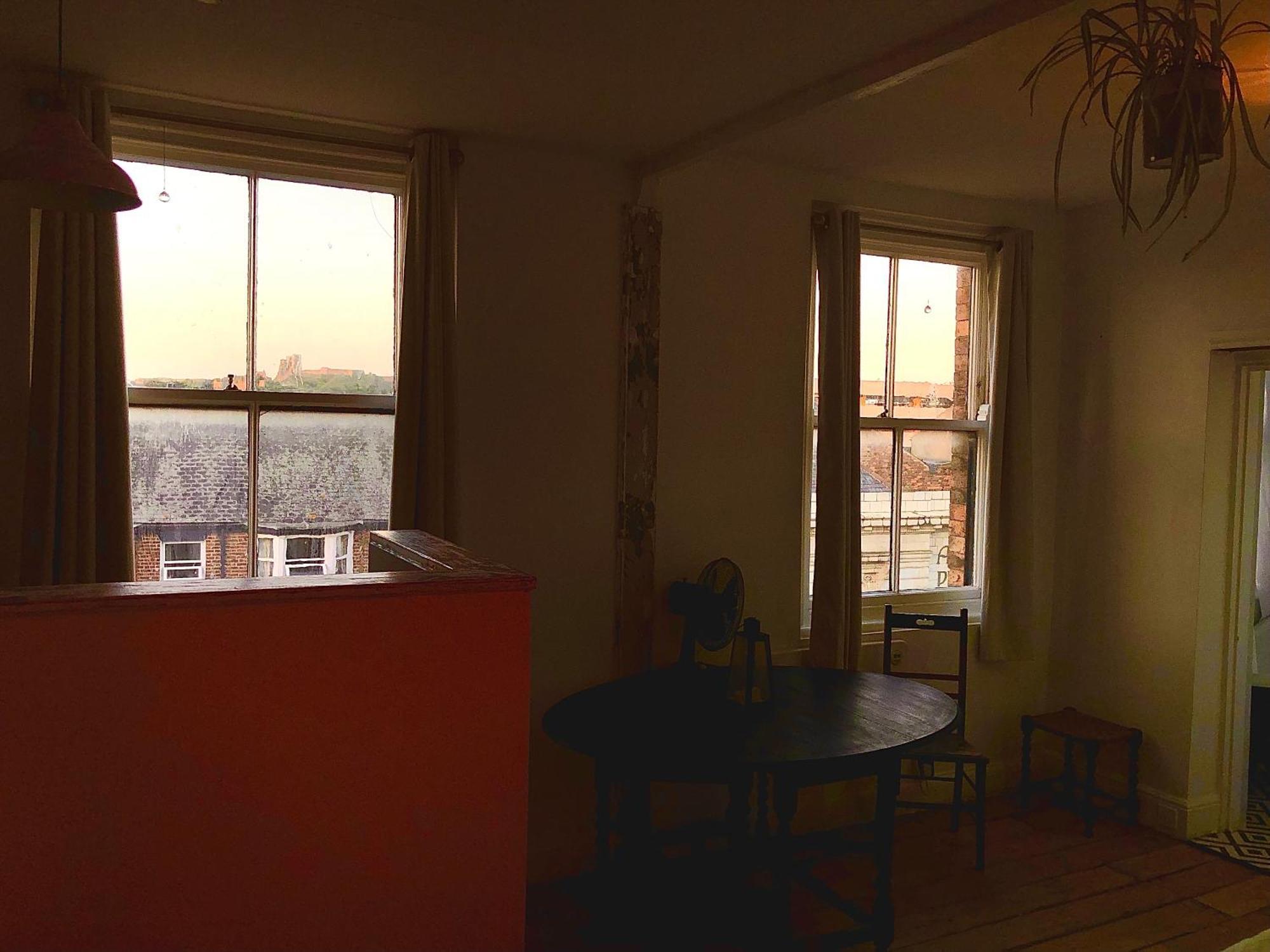 New! Castle View Studio Apartment Скарбъро Екстериор снимка