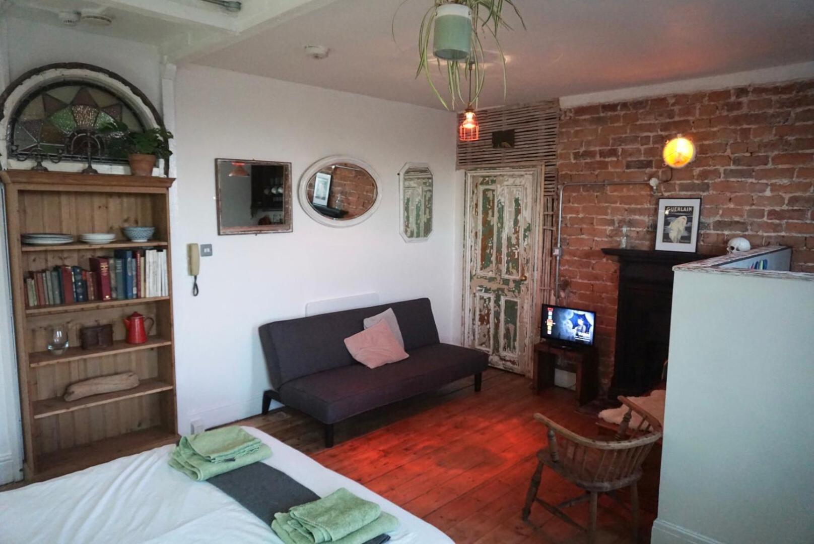 New! Castle View Studio Apartment Скарбъро Екстериор снимка